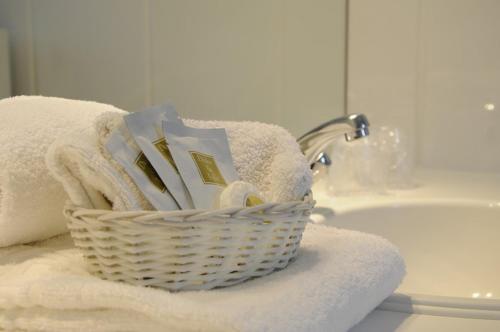卡尼林堡酒店的浴室里备有一篮毛巾和水槽