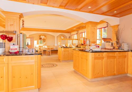 萨尔巴赫奥博尔达纳尔乡村酒店的一个带木制橱柜和柜台的大厨房