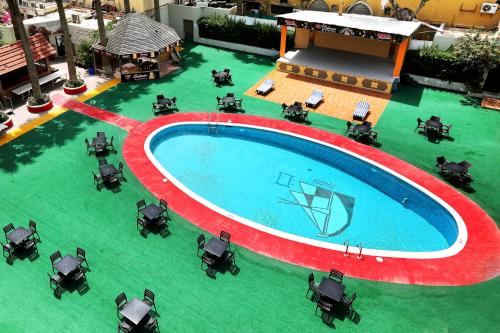 麦纳麦德尔蒙国际酒店的享有带桌椅的游泳池的顶部景致