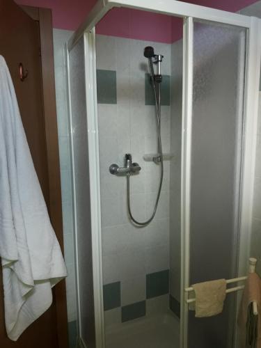 PradaResidenza il bosco的浴室里设有玻璃门淋浴