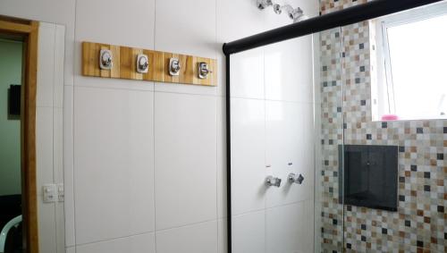 圣保罗Hotel Casa Ocarina的浴室里设有玻璃门淋浴