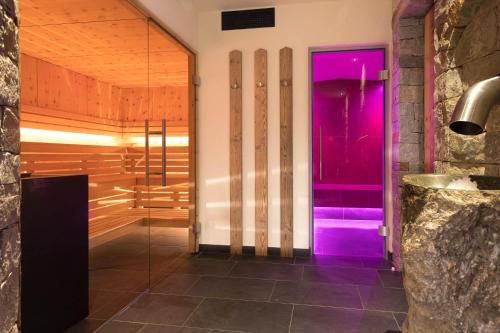 萨伦蒂诺奥林匹亚酒店的一间浴室,里面装有紫色的门