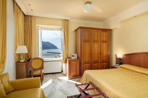 东塞斯特里都马里酒店的酒店客房设有床和窗户。