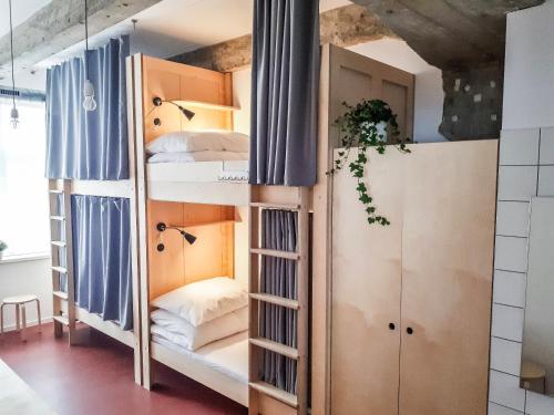 拉贝河畔乌斯季CMYK Ústí nad Labem的一间设有双层床的客房