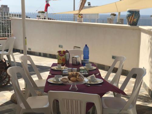 泰拉西尼La Ruota B&B的阳台上的餐桌上放着一盘食物