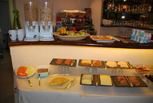 卡达克斯塔隆戈塔酒店 - 仅限成人的一张桌子上放着不同种类的食物