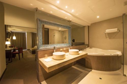 利马Arawi Miraflores Prime的一间带水槽和大镜子的浴室