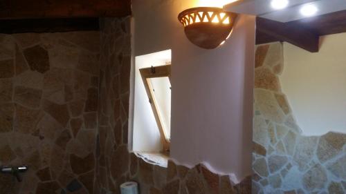 加利波利Agriturismo Tenuta La Siesta的浴室设有窗户,墙上有灯