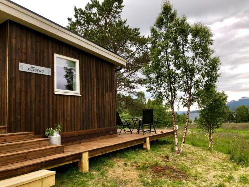 MeistervikMorud的小屋,设有木甲板,毗邻树