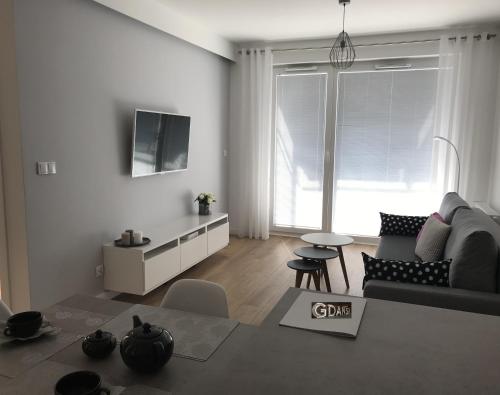 格但斯克Bastion Gdański的客厅配有沙发和桌子