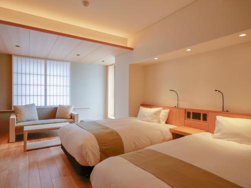 Kaminarimon Ryokan客房内的一张或多张床位