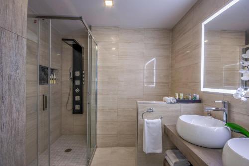 帕塔拉瓦卡Doñana 926的一间带玻璃淋浴和水槽的浴室