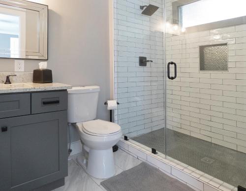 亚特兰大Modern Bungalow Near Downtown的一间带卫生间和玻璃淋浴间的浴室