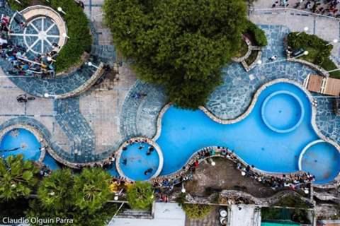 里奥塞瓦约斯Luciana G的享有度假村游泳池的顶部景致