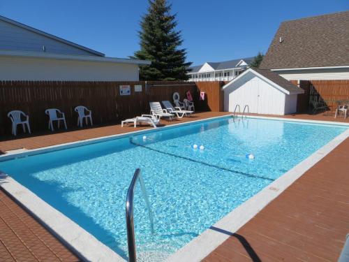 麦基诺城布里奇维尤汽车旅馆的庭院里的一个蓝色海水大型游泳池