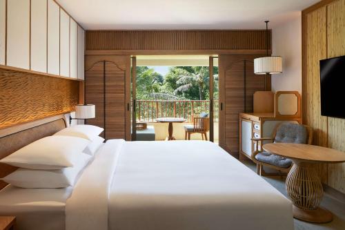 沙努尔Hyatt Regency Bali的一间带一张白色大床的卧室和一个阳台