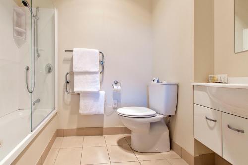 怀蒂昂格怀蒂昂格海滨度假汽车旅馆的白色的浴室设有卫生间和淋浴。