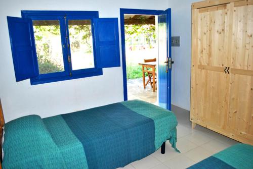 穆里略德加列戈阿玛丽格尔露营地的一间卧室设有床、窗户和门