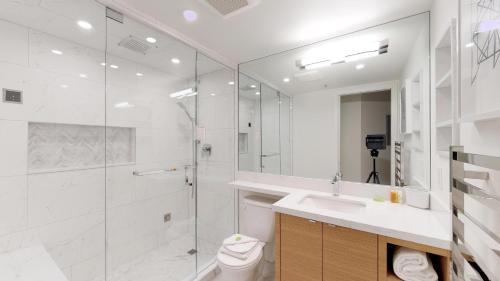 惠斯勒Powderhorn by Whistler Blackcomb Vacation Rentals的带淋浴、盥洗盆和卫生间的浴室
