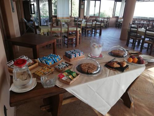 阿尔扎凯纳Turismo Rurale Lu Stazzu Arzachena的一张桌子上有很多种不同的食物