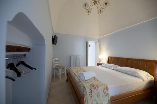 莫诺波利Dimora del Murattiano的一间卧室,卧室内配有一张床和一把椅子