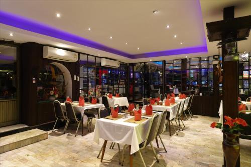 南芭堤雅Right Spot的餐厅配有桌椅和红色餐巾