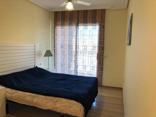 德尼亚Cale Furs Dels 15 Vila Mar的一间卧室设有一张床和一个大窗户