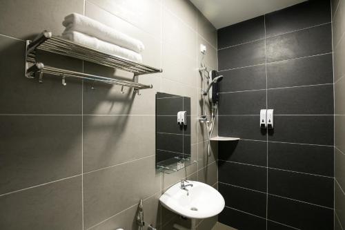 怡保Canning 33的一间带水槽、卫生间和镜子的浴室