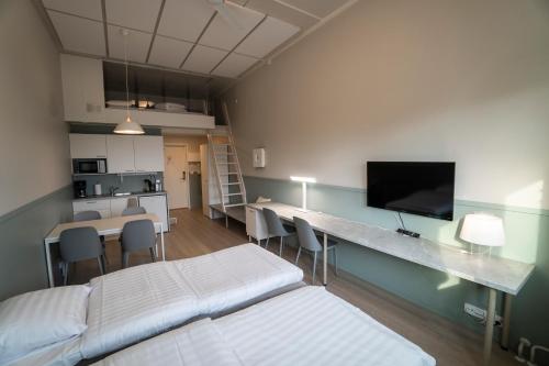 赫尔辛基因诺特里公寓的一间客房配有两张床和一张桌椅
