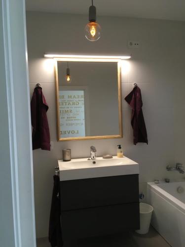 卡隆赫Montserrat的浴室配有盥洗盆、镜子和浴缸