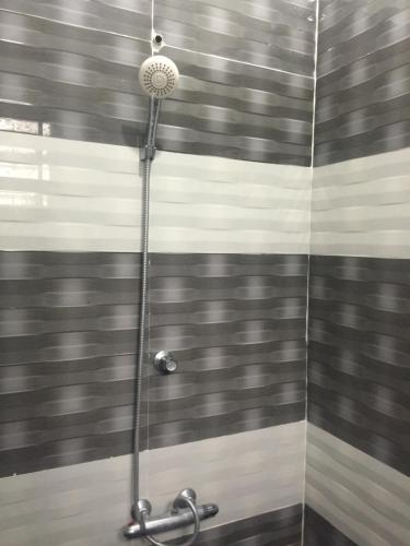 KilinochchiAhi House的浴室设有黑色和白色条纹淋浴。
