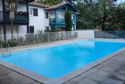 康博莱班Eric's Appartement -Charmant T2 -的一座大蓝色游泳池,位于房子前