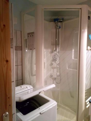 瓦尔莫雷尔HSL的带淋浴和盥洗盆的白色浴室