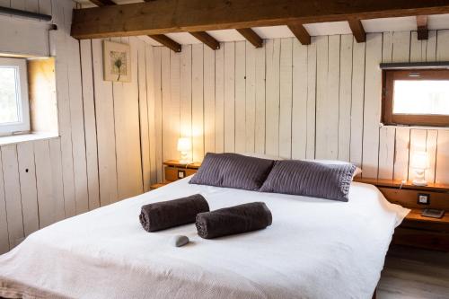 普罗旺斯艾克斯Suite l'Escoundudo的卧室配有白色的床和两个枕头