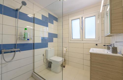 雷夫卡达镇Rontos House, seaside的浴室配有卫生间、盥洗盆和淋浴。