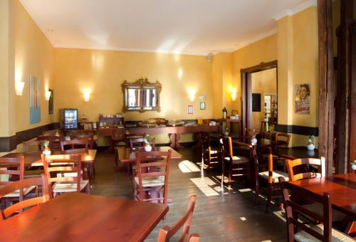 普莱滕贝格威登霍夫酒店的用餐室配有木桌和椅子