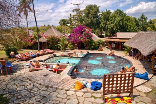 吉利阿尔贝加当旅舍的一群人坐在度假村的游泳池周围