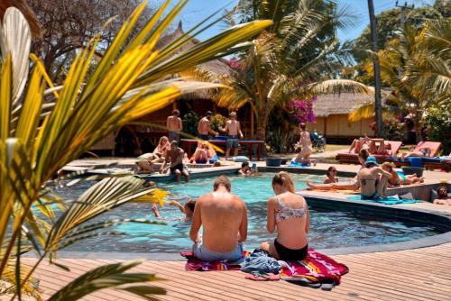 吉利阿尔贝加当旅舍的一群人坐在度假村的游泳池里