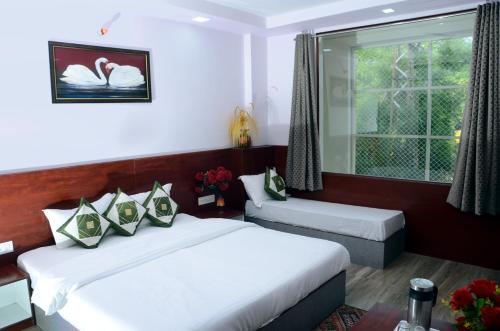 萨瓦伊马多普尔Meera Mahal的酒店客房设有两张床和窗户。