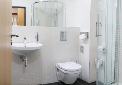 斯塔勒斯普拉维多克西港酒店的浴室配有卫生间、盥洗盆和淋浴。