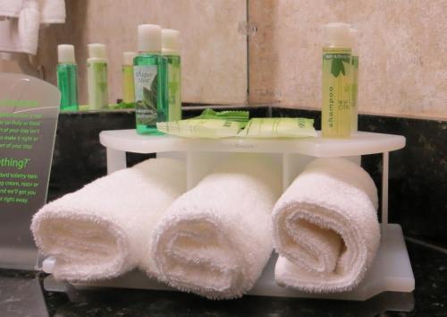 阿马里洛Holiday Inn Express & Suites Amarillo, an IHG Hotel的浴室内带毛巾的白色架子