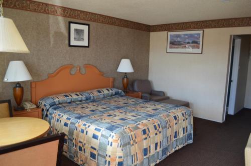 费尔菲尔德费尔菲尔德门径汽车旅馆的酒店客房配有一张床铺和一张桌子。
