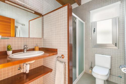埃斯·梅卡达尔Villa Marta的一间带卫生间、水槽和镜子的浴室