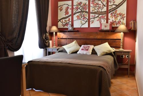 罗马可丽贝的一间卧室配有一张大床和两个枕头