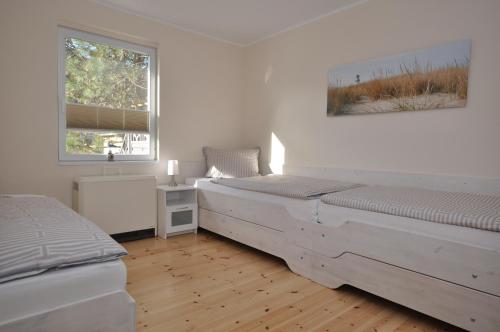 普鲁滕Steffchen EG的一间白色卧室,配有两张床和窗户