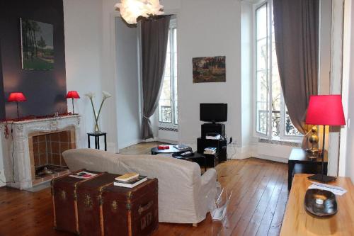 波尔多Burdigala Homes - Appart Clemenceau的带沙发和壁炉的客厅