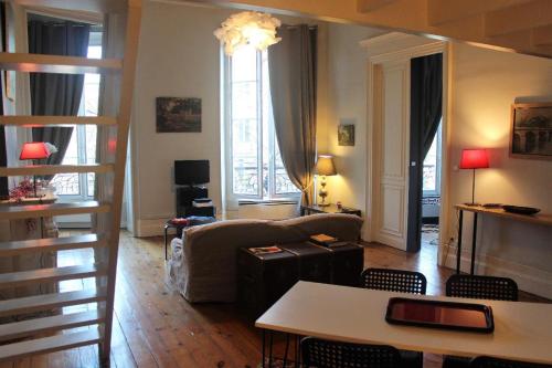 波尔多Burdigala Homes - Appart Clemenceau的客厅配有沙发和桌子