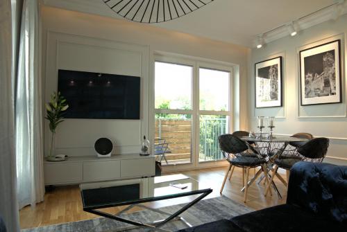 托伦Blue Velvet Premium Apartments II的客厅配有沙发和桌子
