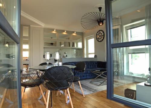 托伦Blue Velvet Premium Apartments II的用餐室以及带桌椅的起居室。