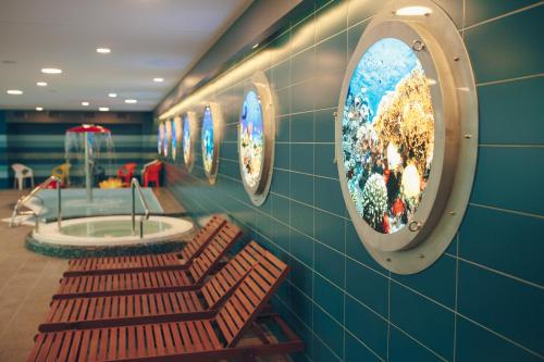 尤尔马拉Daina Jurmala Beach Hotel的浴室设有2个长椅、水槽和镜子